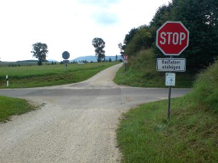 Altm&uuml;hltal-Radweg: Hier sollen die Radfahrer sogar auf einem Radwanderweg absteigen (und Autofahrer auf der Autobahn aussteigen?)
