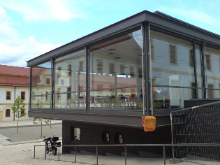 Im Hof der Knabenrealschule in Eichst&auml;tt-Rebdorf - Altm&uuml;hltal-Radweg