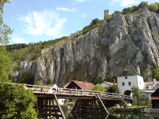 Tor und Burg in Essing - Altm&uuml;hltal-Radweg