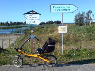 Radweg Berlin - Usedom: Wegweiser zur F&auml;hre nach Usedom