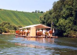 Flo&szlig; auf dem Alt-Main bei Nordheim, Main-Radweg