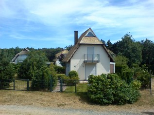 Reetgedeckte Ferienh&auml;user am Ostsee-Radweg in Dierhagen