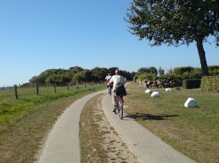 Unterwegs auf dem Ostsee-Radweg; Betonspurplattenweg bei Goor auf der Insel R&uuml;gen