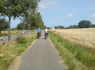 Ostsee-Radweg kurz vor Gro&szlig; Str&ouml;mkendorf