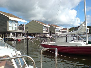 Ferienh&auml;user im Hafen von Lauterbach am Ostsee-Radweg auf der Insel R&uuml;gen