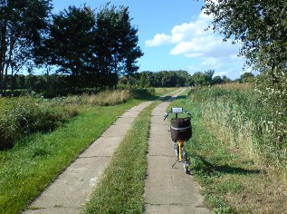 Betonspurplattenweg des Ostsee-Radegs bei Lieschow auf der Insel R&uuml;gen