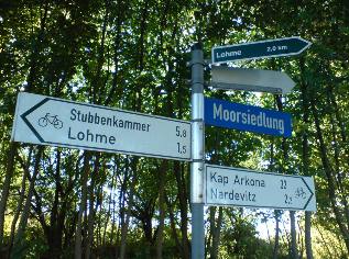 Wegweiser des Ostsee-Radwegs bei Nipmerow auf der Insel R&uuml;gen