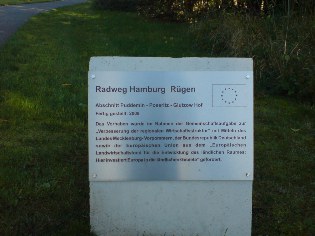 Gemeinsamer Verlauf des Ostsee-Radwegs und des Radwegs Hamburg - R&uuml;gen in Poseritz auf der Insel R&uuml;gen