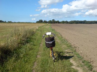 Schlechte Wegstrecke des Ostsee-Radwegs bei Rugenhof auf der Insel R&uuml;gen