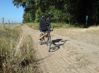 Unterwegs auf dem Ostsee-Radweg; schlechte Wegstrecke bei Schwarbe auf der Insel R&uuml;gen
