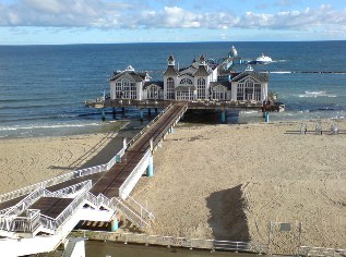 Seebr&uuml;cke in Sellin am Ostsee-Radweg auf der Insel R&uuml;gen