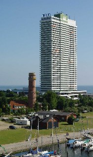 Alter Leuchtturm und Maritim in Travem&uuml;nde