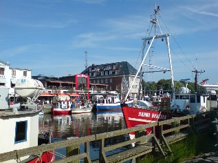 Blick auf den Hafen am Alten Strom in Warnem&uuml;nde am Ostsee-Radweg
