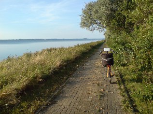 Unterwegs auf dem Ostsee-Radweg am Wieker Bodden auf der Insel R&uuml;gen