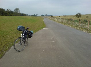 Unterwegs auf dem Ostseek&uuml;sten-Radweg: Asphaltbahn au&szlig;endeichs kurz vor Dahme