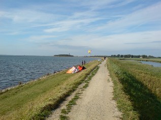 Unterwegs auf dem Ostseek&uuml;sten-Radweg: Deichpfad auf der Insel Fehmarn
