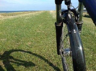 Unterwegs auf dem Ostseek&uuml;sten-Radweg: Deich auf der Insel Fehmarn