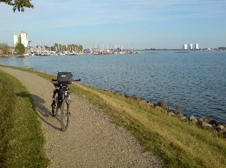 Unterwegs auf dem Ostseek&uuml;sten-Radweg: Blick auf Burgstaaken und Burgtiefe