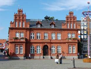 Rathaus in Heiligenhafen, Ostseek&uuml;sten-Radweg